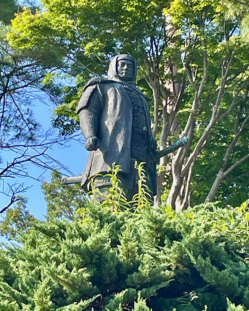 春日山城にある上杉謙信の像の写真