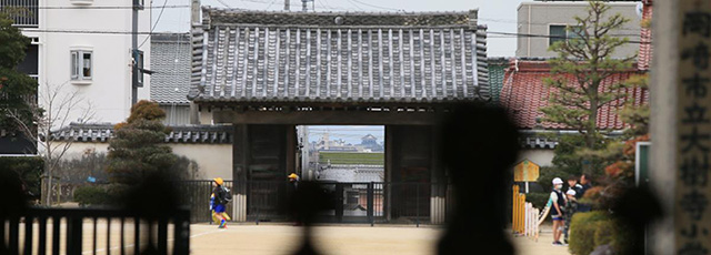 位牌が納められている大樹寺、山門の向こうに岡崎城が見える(出典:Aichi Now)の写真
