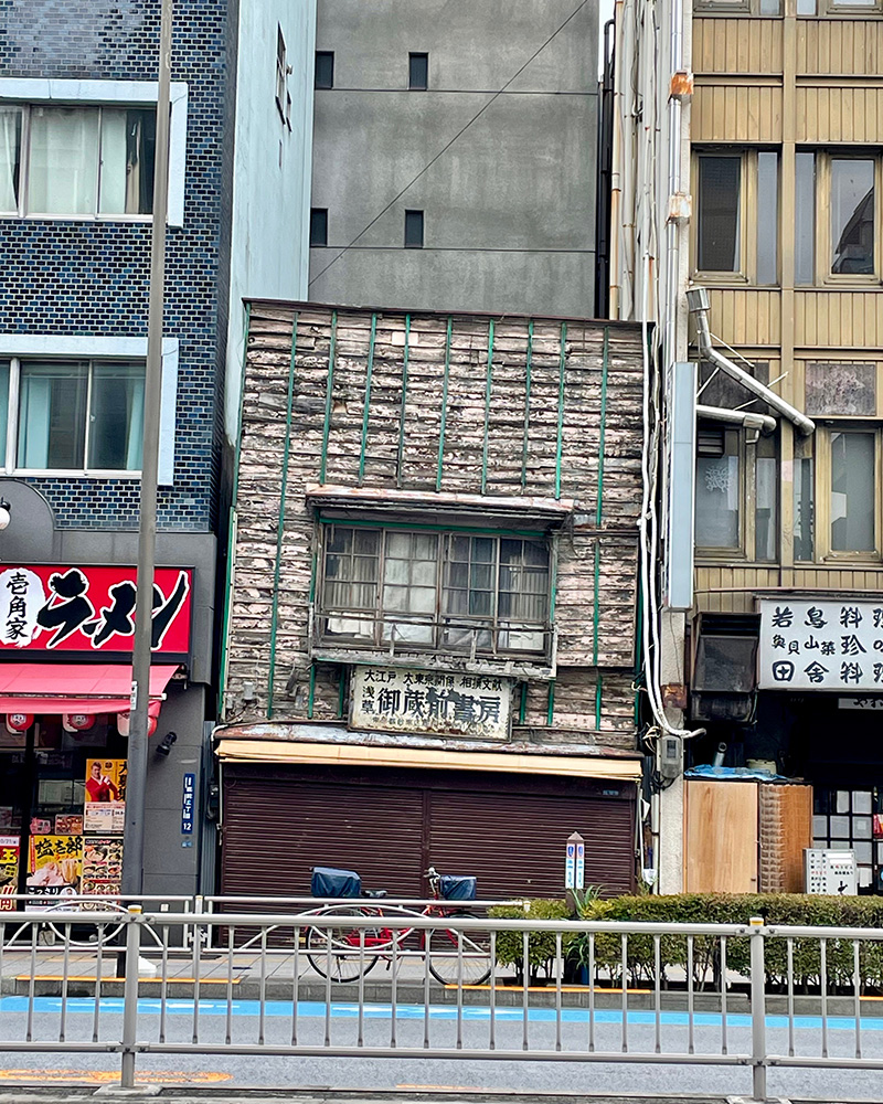すごい傾き、大丈夫か？の写真