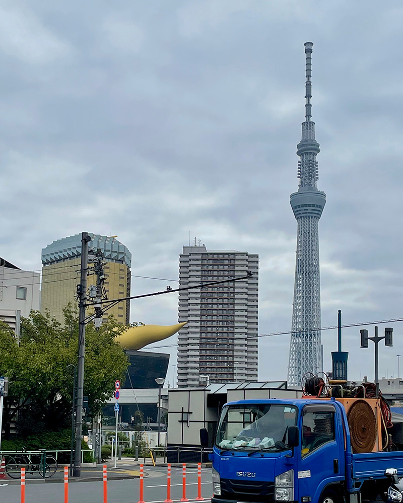 アサヒビール本社ビルとスカイツリーの写真