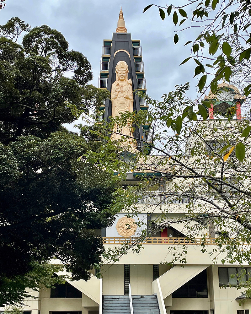 円通寺、金色の観音様が目印の写真