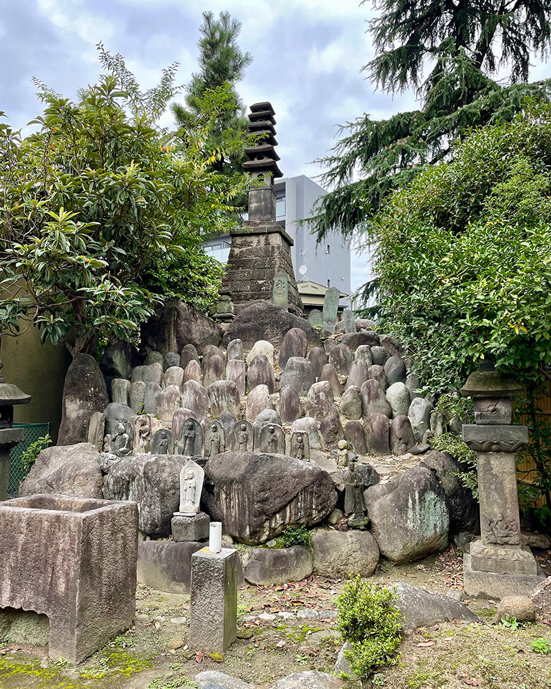 小塚原の名の由来となった四十八首塚の写真