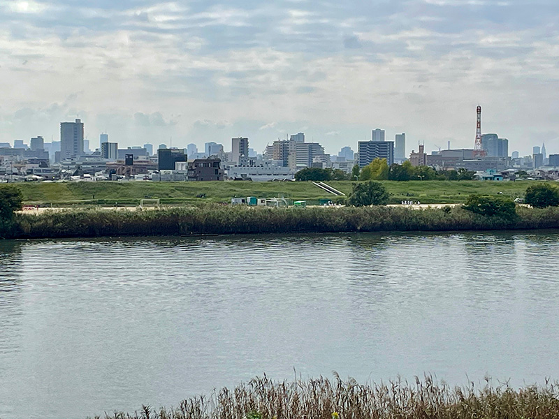 ゆるやかに川が流れてゆく写真