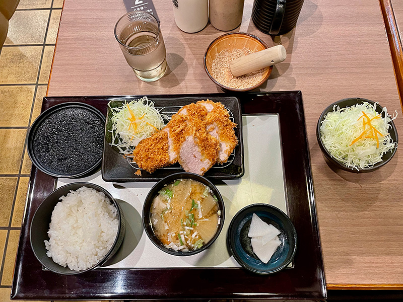 「とんかつはなぶさ」さんで遅い昼食の写真