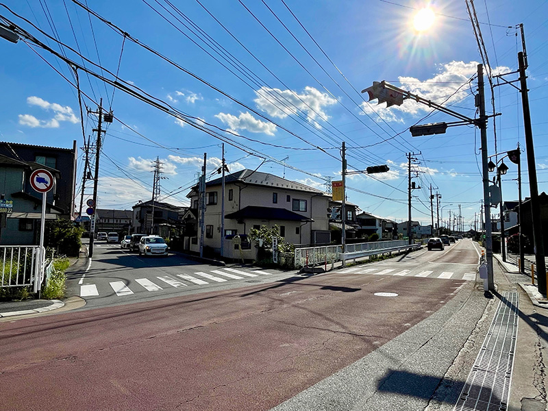 日光御成道との合流地点、右が御成道、左が日光街道の写真