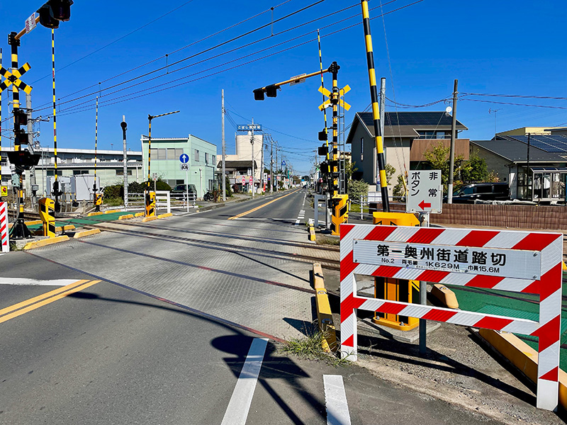 第一奥州街道踏切を渡る写真