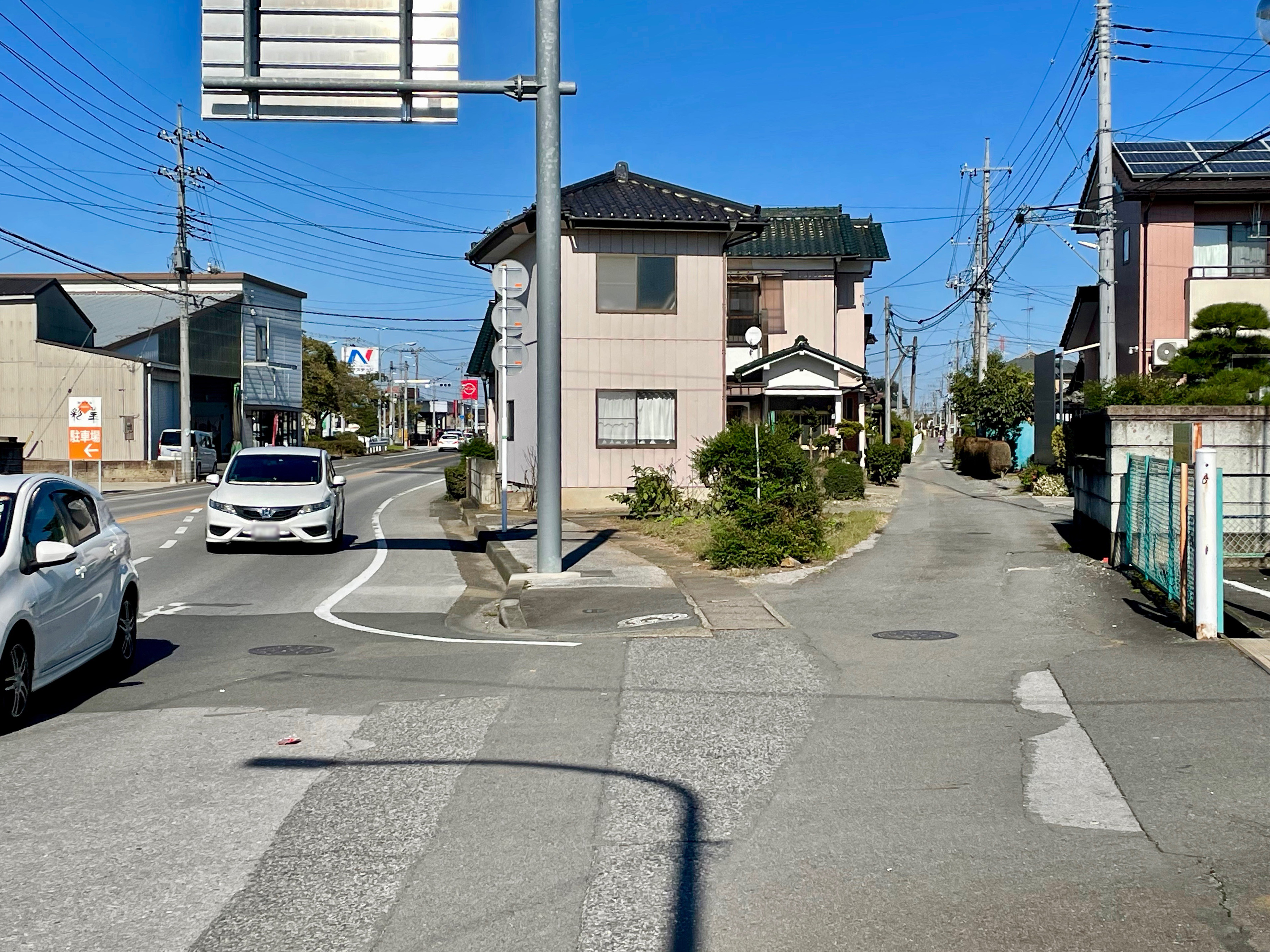 日光街道は右の路地の写真