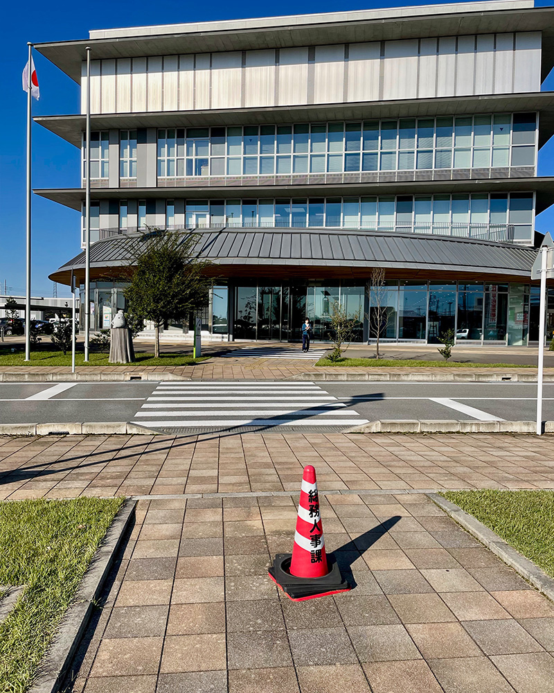 市庁舎の中を通り抜けさせてもらう写真