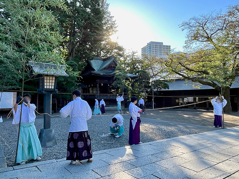 神事の準備中の写真