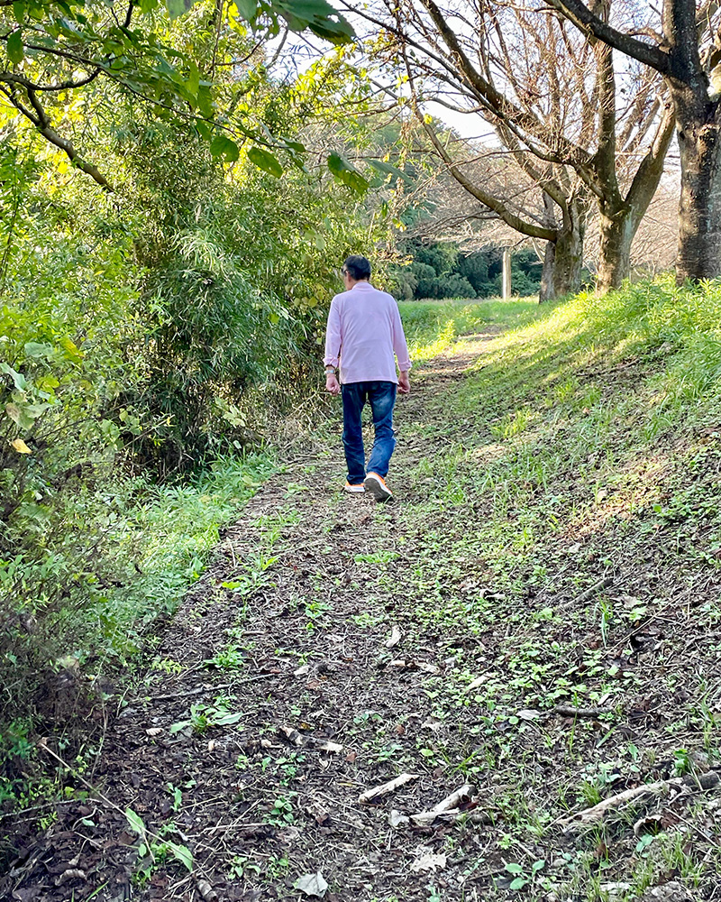 散歩中の男性に案内していただく写真