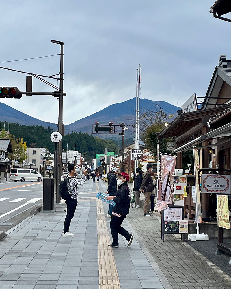 観光客でにぎわう通りの写真