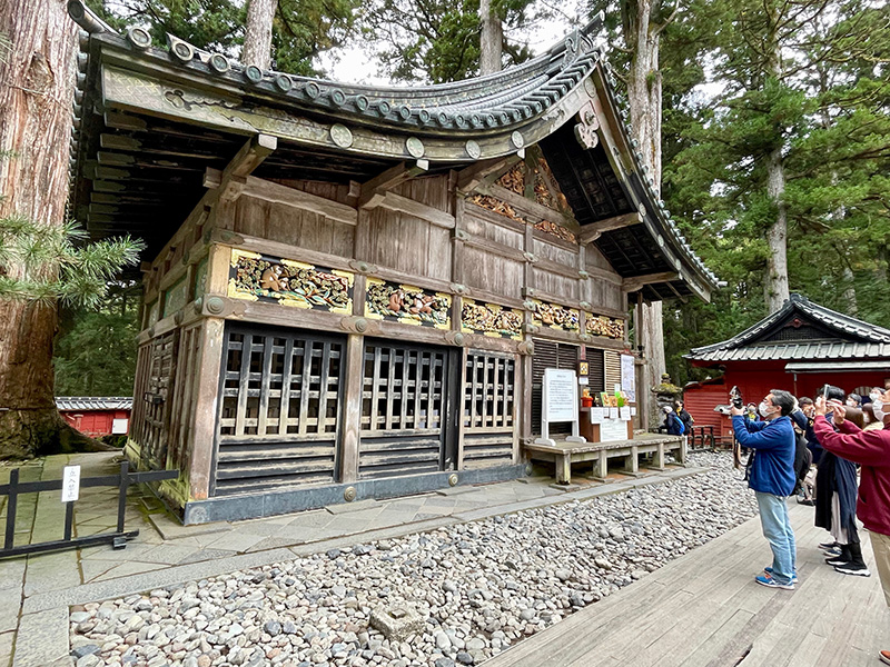 三猿を撮影中の日本人観光客の写真