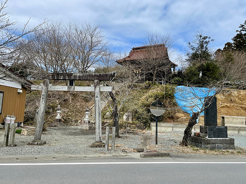 2月の地震で損傷した沿道の神社の写真
