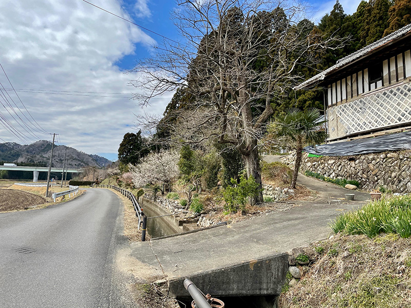 水路が民家の脇を通っている写真