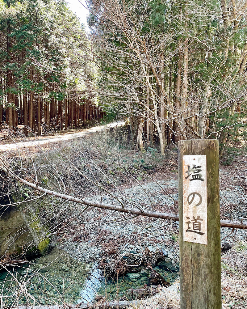塩の道の案内柱の写真