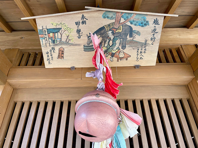 観音堂に奉納された絵馬の写真