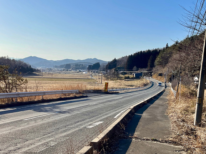 遠くに飯舘村の中心部が見えてきた写真