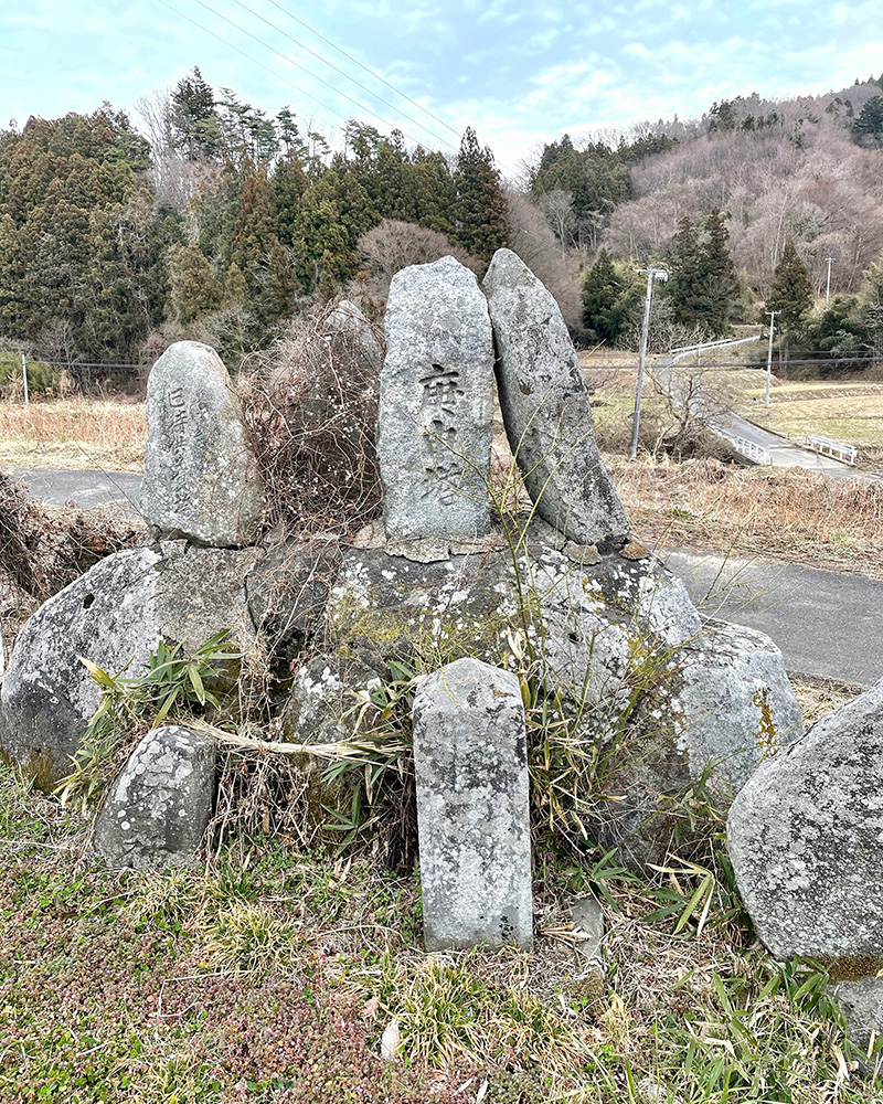 風雨にさらされた石碑の写真