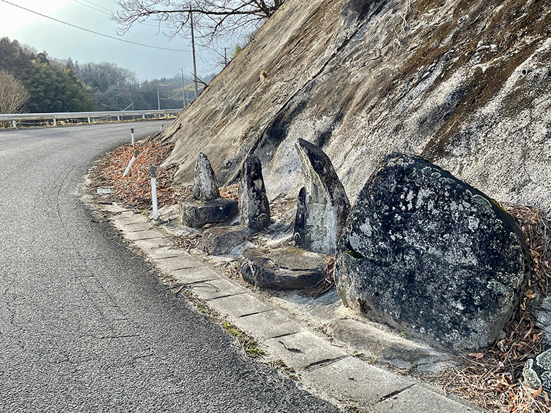 石碑が旧街道を偲ばせる写真