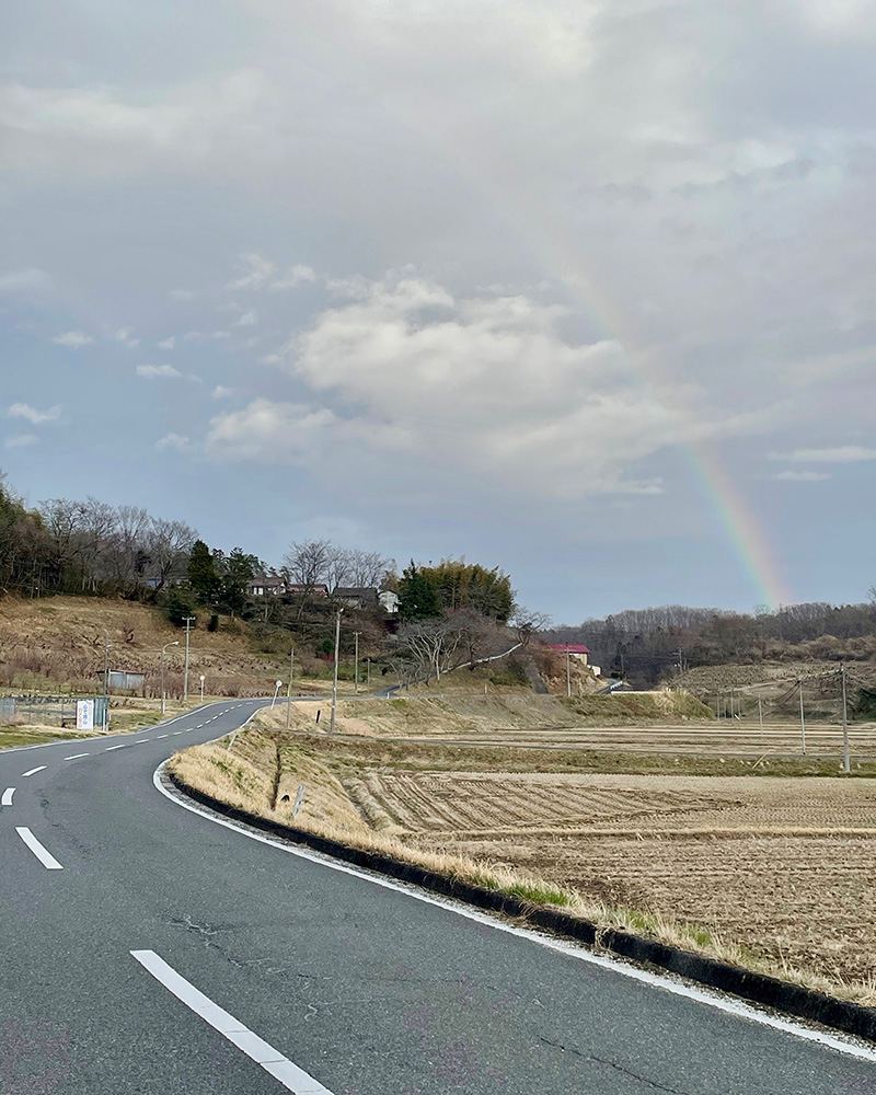 振り返ると虹がかかっていた写真