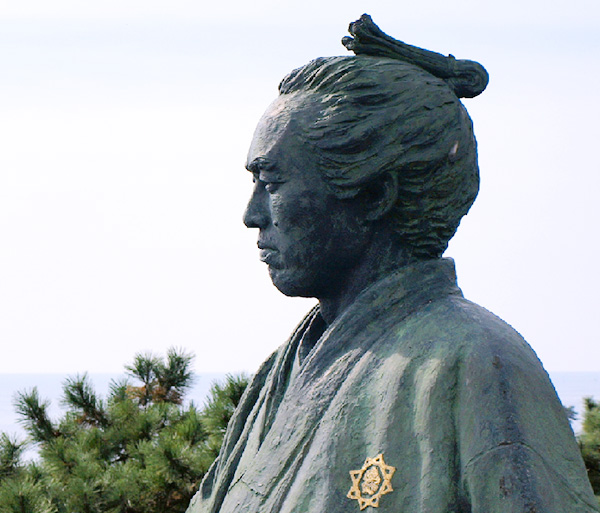 海原を望む龍馬