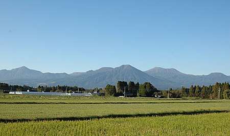霧島連山の懐に広がる田園の写真
