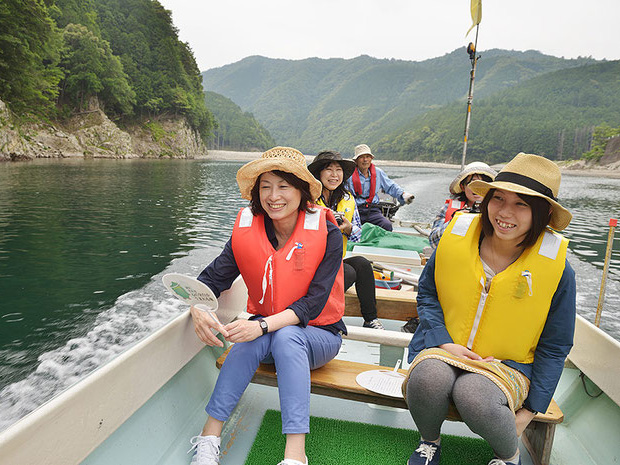 奇岩が続く瀞峡・瀞八丁（どろはっちょう）を川舟で巡るの写真2
